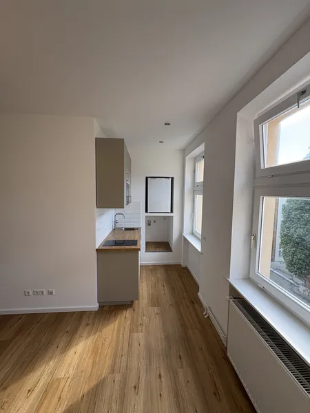 Klein. Fein. Neu belebt. Modernisiertes 1-Zimmer City-Apartment mit EBK im ruhigen 4.OG Seitenflügel — photo 1